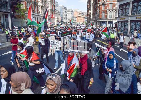 Londra, Regno Unito. 12 giugno 2021. Giustizia per i manifestanti palestinesi che marciano attraverso Knightsbridge verso l'Ambasciata d'Israele. Migliaia di persone hanno marciato per chiedere giustizia alla Palestina e hanno invitato il G7 a porre fine alla cooperazione militare con Israele e ad imporre sanzioni. (Credit: Vuk Valcic / Alamy Live News). Foto Stock