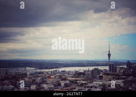 Vista della città di Auckland da Mount Eden, skyline della città, Nuova Zelanda Foto Stock
