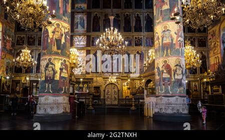 Mosca - 2 giugno 2021: Cattedrale della Dormizione (Assunzione) nel Cremlino di Mosca, Russia. Bel panorama di ornato dipinto interno della vecchia chiesa ortodossa Foto Stock