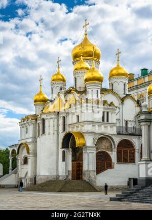 Cattedrale dell'Annunciazione al Cremlino di Mosca, Russia. Vista verticale della cattedrale ortodossa russa, punto di riferimento di Mosca. Vecchia chiesa famosa con cupole dorate Foto Stock