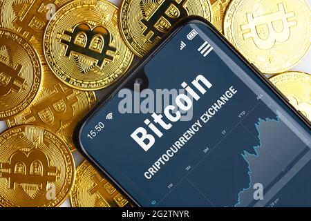 Portafoglio digitale Bitcoin in smartphone e monete d'oro bit, criptovaluta bitcoin trading da cellulare. Concetto di denaro virtuale, criptovaluta ecc. Foto Stock