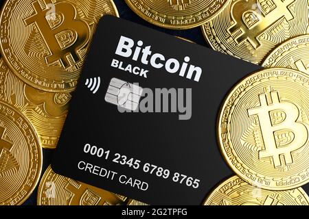 Bitcoin carta di credito e pila di bit monete, criptovaluta digitale bitcoin per transazioni elettroniche. Monete d'oro e carte bancarie in plastica. Concetto o Foto Stock