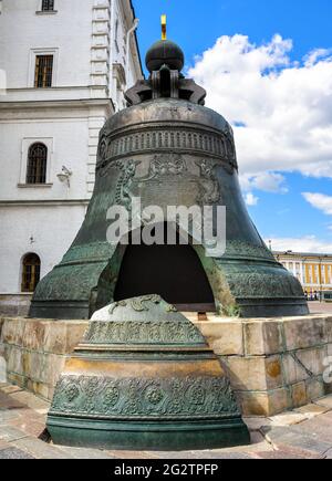Tsar Bell nel Cremlino di Mosca, Russia. L'enorme Tsar Bell e' la piu' grande al mondo e famoso punto di riferimento di Mosca. Antico monumento in bronzo nel centro di Mosca in su Foto Stock