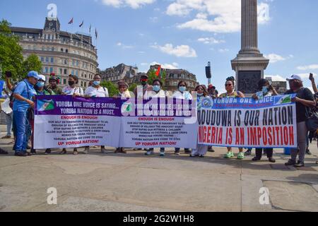 Londra, Regno Unito. 12 giugno 2021. I manifestanti tengono i banner Yoruba Nation in Trafalgar Square. Centinaia di nigeriani hanno marciato nel centro di Londra come parte delle proteste per il giorno della democrazia in Nigeria. (Credit: Vuk Valcic / Alamy Live News). Foto Stock