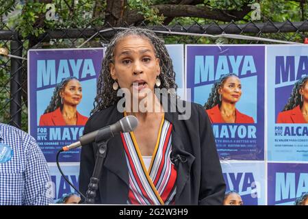 NEW YORK, NY – GIUGNO 12: Maya Wiley, candidato mayoral di New York, parla a una conferenza stampa al di fuori di una sede elettorale presso il Campos Plaza Community Center il 12 giugno 2021 a New York City. Il candidato mayoral Maya Wiley parla dell'alloggio come diritto umano. La signora Wiley promette di assicurarsi che l'affitto sia accessibile e di fissare il nostro sistema di rifugio in modo che tutti i newyorkesi possano vivere con dignità. Credit: Ron Adar/Alamy Live News Foto Stock