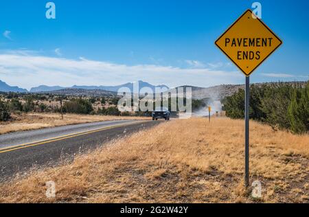 Pinto Canyon Road che entra nel Pinto Canyon, Chinati Mountains, pick up Truck, Big Bend Country, Texas, STATI UNITI Foto Stock