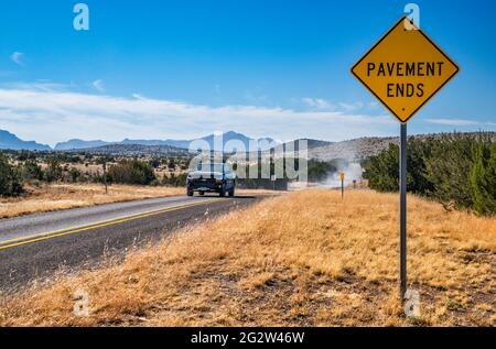 Pinto Canyon Road che entra nel Pinto Canyon, Chinati Mountains, pick up Truck, Big Bend Country, Texas, STATI UNITI Foto Stock