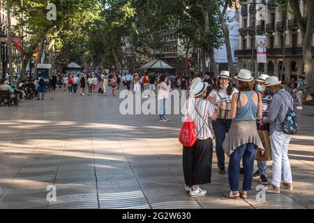 Barcellona, Catalogna, Spagna. 12 giugno 2021. Gruppo di donne che indossano cappelli panamaniani visti nelle Ramblas di Barcelona.con l'arrivo dell'estate e l'apertura ai turisti in Spagna, le spiagge e il centro di Barcellona, la città inizia a tornare alla normalità dalle estati prima della pandemia del coronavirus. Credit: Thiago Prudencio/SOPA Images/ZUMA Wire/Alamy Live News Foto Stock