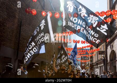 I manifestanti hanno fatto sventolare bandiere che dicono l'indipendenza di Hong Kong durante la manifestazione.il 12 giugno 2019, i manifestanti di Hong Kong sono scesi in piazza chiedendo la ritrazione del disegno di legge sull'estradizione cinese, ma sono stati incontrati con brutali forze di polizia. Guidata da Hong Kong Liberty, la diaspora di Hong Kong a Londra si è riunita e ha marciato in ricordo della protesta del 2019, esprimendo solidarietà ai combattenti per la libertà di Hong Kong contro l'oppressione politica del Partito comunista cinese. La marcia partì da Marble Arch, passò attraverso Oxford Circus e China Town, e finì a Trafalgar Square. (Foto b Foto Stock