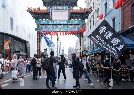 I manifestanti hanno fatto sventolare bandiere durante la manifestazione.il 12 giugno 2019, i manifestanti di Hong Kong sono scesi in piazza chiedendo la retrazione del disegno di legge sull'estradizione cinese, ma sono stati accolti con brutali forze di polizia. Guidata da Hong Kong Liberty, la diaspora di Hong Kong a Londra si è riunita e ha marciato in ricordo della protesta del 2019, esprimendo solidarietà ai combattenti per la libertà di Hong Kong contro l'oppressione politica del Partito comunista cinese. La marcia partì da Marble Arch, passò attraverso Oxford Circus e China Town, e finì a Trafalgar Square. (Foto di Belinda Jiao/SOPA Images/S Foto Stock