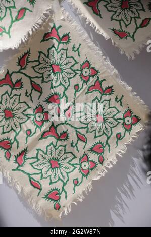 Stampa a blocchi su tessuto, stampa a blocchi manuale cotone con coloranti naturali Rajasthan India Block Printing processo tradizionale, Jaipur - centro di Traditione Foto Stock