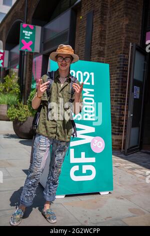 Londra, Regno Unito. 12 giugno 2021. Fashionista alla moda visto durante il primo giorno della London Fashion Week a Londra. Credit: SOPA Images Limited/Alamy Live News Foto Stock