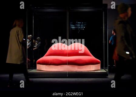 Wellington. 12 giugno 2021. Foto scattata il 12 giugno 2021 mostra il Mae West Lips Sofa di Salvador dal¨ª (1938) esposto a te Papa, il museo nazionale della Nuova Zelanda a Wellington, Nuova Zelanda. Surrealist Art, una mostra di 180 opere d'arte del Surrealismo, tra cui capolavori di Salvador dal¨ª e altri famosi surrealisti, aperta al pubblico a te Papa, il museo nazionale della Nuova Zelanda Sabato e si svolge fino al 31 ottobre. SOLO PER USO EDITORIALE. NON IN VENDITA PER CAMPAGNE PUBBLICITARIE O DI MARKETING. Credit: Guo Lei/Xinhua/Alamy Live News Foto Stock