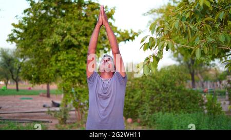Alba mattutina, posa di Namaste Lotus. Meditazione e relax. L'uomo indiano che fa yoga nella giornata mondiale dello yoga. Foto Stock
