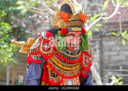 Tradizionale spettacolo di danza Barong, vicino a Ubud, Bali, Indonesia. Questo personaggio è il narratore, o narratore di storia. Foto Stock