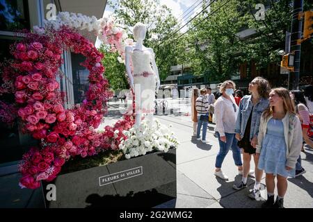 Vancouver, Canada. 12 giugno 2021. La gente guarda un'installazione di arte floreale durante la mostra 'Fleurs de Villes' a Vancouver, British Columbia, Canada, 12 giugno 2021. Credit: Liang Sen/Xinhua/Alamy Live News Foto Stock