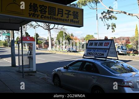 Un'auto con insegne anti-cinesi del Partito Comunista parcheggiata al di fuori di un'azienda cinese sulla North Rd a Caulfield South, un sobborgo della metropolitana Melbourne Foto Stock