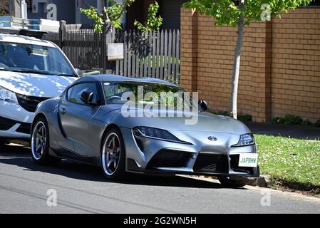 Una Toyota GR Supra color argento 2019, con un numberplate personalizzato in stile giapponese che fa pensare alle vetture si collega alla BMW Z4, parcheggiata in una strada suburbana Foto Stock