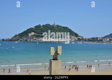 Vista su Playa de la Concha Beach, San Sebastian, Donostia, Paesi Baschi, Spagna. Foto Stock