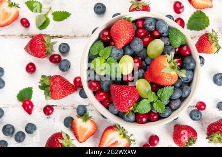 Varie bacche di bosco fresche su sfondo bianco. Concetto di cibo biologico. Vista dall'alto Foto Stock