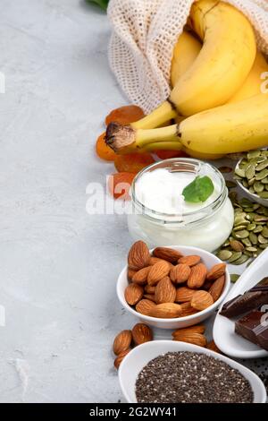 Assortimento di prodotti contenenti magnesio. Alimentazione sana. Spazio di copia Foto Stock