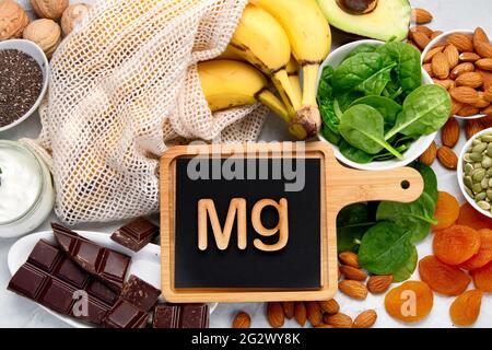 Assortimento di prodotti contenenti magnesio. Alimentazione sana. Vista dall'alto Foto Stock