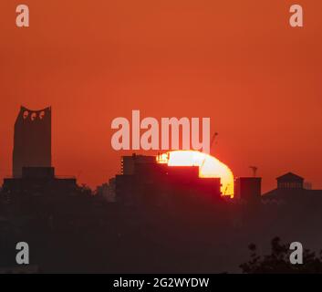 Wimbledon, Londra, Regno Unito. 13 giugno 2021. Il cielo dell'alba arancione e senza nuvole all'alba inizia una giornata di caldo a Londra con temperature dovute a raggiungere i 27 gradi nel pomeriggio. Credit: Malcolm Park/Alamy Live News. Foto Stock