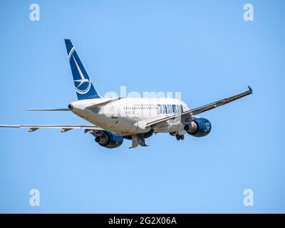 Bucarest, Romania - 05.14.2021: YR-ASD TAROM Airbus A318-111 aereo che vola contro il cielo azzurro. L'aereo decolli dall'aeroporto internazionale Henri Coanda Foto Stock