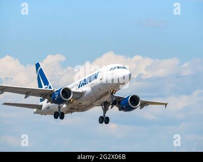 Bucarest, Romania - 05.14.2021: YR-ASD TAROM Airbus A318-111 aereo che vola contro il cielo azzurro. L'aereo decolli dall'aeroporto internazionale Henri Coanda Foto Stock