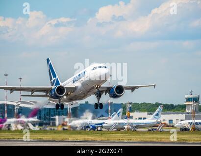 Bucarest, Romania - 05.14.2021: YR-ASD TAROM Airbus A318-111 aereo che vola contro il cielo azzurro. L'aereo decolli dall'aeroporto internazionale Henri Coanda Foto Stock