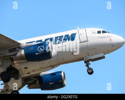 Bucarest, Romania - 05.14.2021: YR-ASD TAROM Airbus A318-111 aereo che vola contro il cielo azzurro. Primo piano. Foto Stock