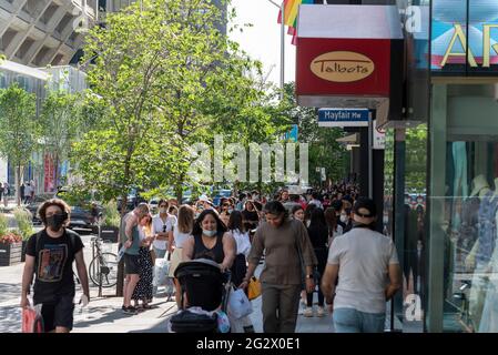Toronto, Canada. 12 giugno 2021. La Bloor Street di Toronto è piena di acquirenti durante il primo fine settimana di riapertura della COVID-19 Step 1 dell'Ontario. Dominic Chan/EXimages Foto Stock