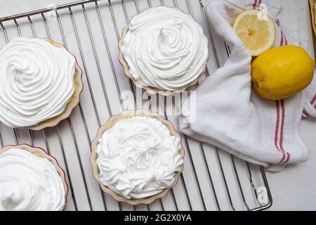 Tartine di meringa al limone prima di cuocere su un vassoio di supporto a griglia Foto Stock