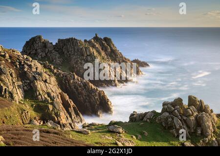 Logan Rock sulla punta di Terryn Dinas vicino Porthcurno in Cornovaglia. Foto Stock