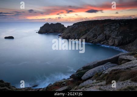 Logan Rock sulla punta di Terryn Dinas vicino Porthcurno in Cornovaglia. Foto Stock