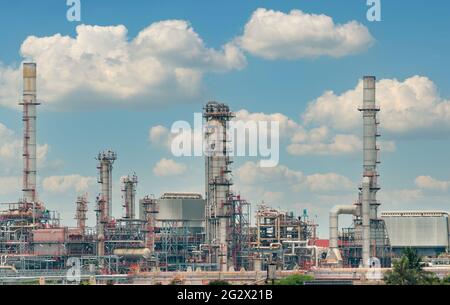 Raffineria di petrolio o raffineria di petrolio con fondo blu cielo. Energia e industria. Impianto di produzione di petrolio e gas. Industria petrolchimica. Foto Stock