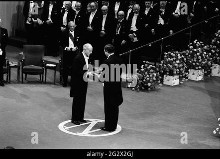 STOCKHOM  SWEDEN   10 dicembre 1985 Claude Simon scrittore e romanziere francese (ora in ritardo nella clausola simon) che riceve il premio Nobel in letteratura da K. Foto Stock