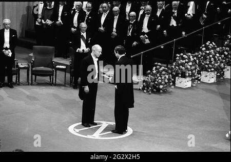 STOCKHOM  SWEDEN   10 dicembre 1985 Claude Simon scrittore e romanziere francese (ora in ritardo nella clausola simon) che riceve il premio Nobel in letteratura da K. Foto Stock
