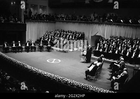 STOCKHOM  SVEZIA   10 dicembre 1985 S.M. il re Carl Gustaf e Queem Silvia di Svezia e il principe Bertil e la principessa lilian di Halland e tutti de Foto Stock
