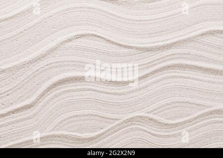 Struttura ondulata di sabbia di colore chiaro, vista dall'alto. Foto Stock