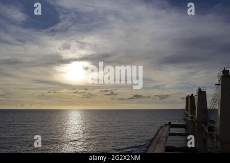 Vista giornaliera dalla nave da carico (Dry bulk Carrier) che naviga attraverso l'oceano, vista dal ponte Foto Stock