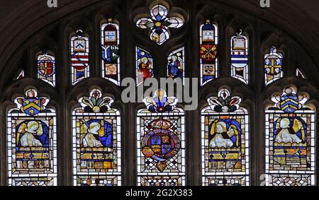 La finestra Est di St Martin's, Stamford, Lincolnshire; contenente vetro medievale della Chiesa di Tattersall installato nel 1759 Foto Stock