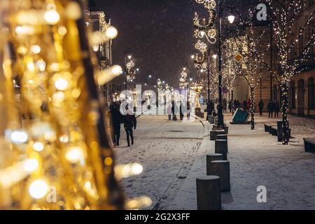 Luci e luci natalizie su una via Krakowskie Przedmiescie a Varsavia, Polonia Foto Stock