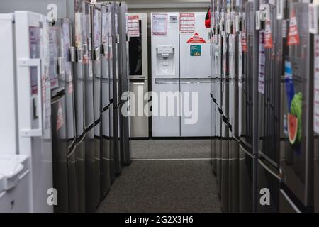 Frigoriferi nel negozio MediaMarkt con elettrodomestici ed elettronica di consumo a Varsavia, Polonia Foto Stock