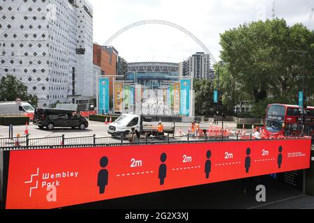 Londra, Regno Unito. 12 giugno 2021. I ritocchi finali vengono messi sulla strada fuori dalla stazione della metropolitana di Wembley Park, il giorno prima della prima partita per l'Inghilterra nel torneo UEFA EURO 2020, Wembley Stadium, Londra, Regno Unito, giugno 12, 2021 credito: Paul Marriott/Alamy Live News Foto Stock