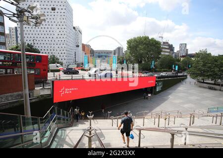 Londra, Regno Unito. 12 giugno 2021. Wembley Park Station è abbastanza tranquilla, il giorno prima della prima partita per l'Inghilterra nel torneo UEFA EURO 2020, Wembley Stadium, Londra, Regno Unito, 12 giugno, 2021 credito: Paul Marriott/Alamy Live News Foto Stock