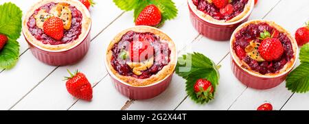 Deliziosi tartlet con marmellata di frutti di bosco. Cuocete con fragole. Foto Stock