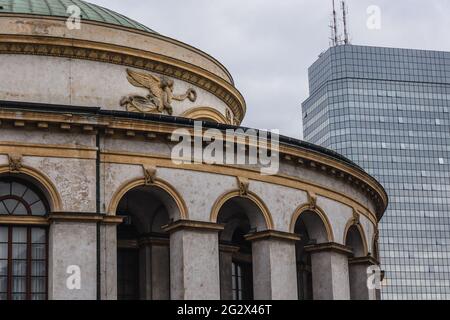 Ex Borsa e Banca di Polonia edificio in Bank Square a Varsavia città, Polonia, Blue Skyscraper sullo sfondo Foto Stock