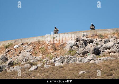 Soldati dell'UNIFIL (forza provvisoria delle Nazioni Unite in Libano) al confine con Israele in Libano Foto Stock