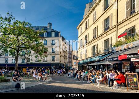 Parigi, Francia - 12 giugno 2021: Dopo la fine del blocco a causa della pandemia di Covid-19, la gente esce di nuovo al ristorante Foto Stock